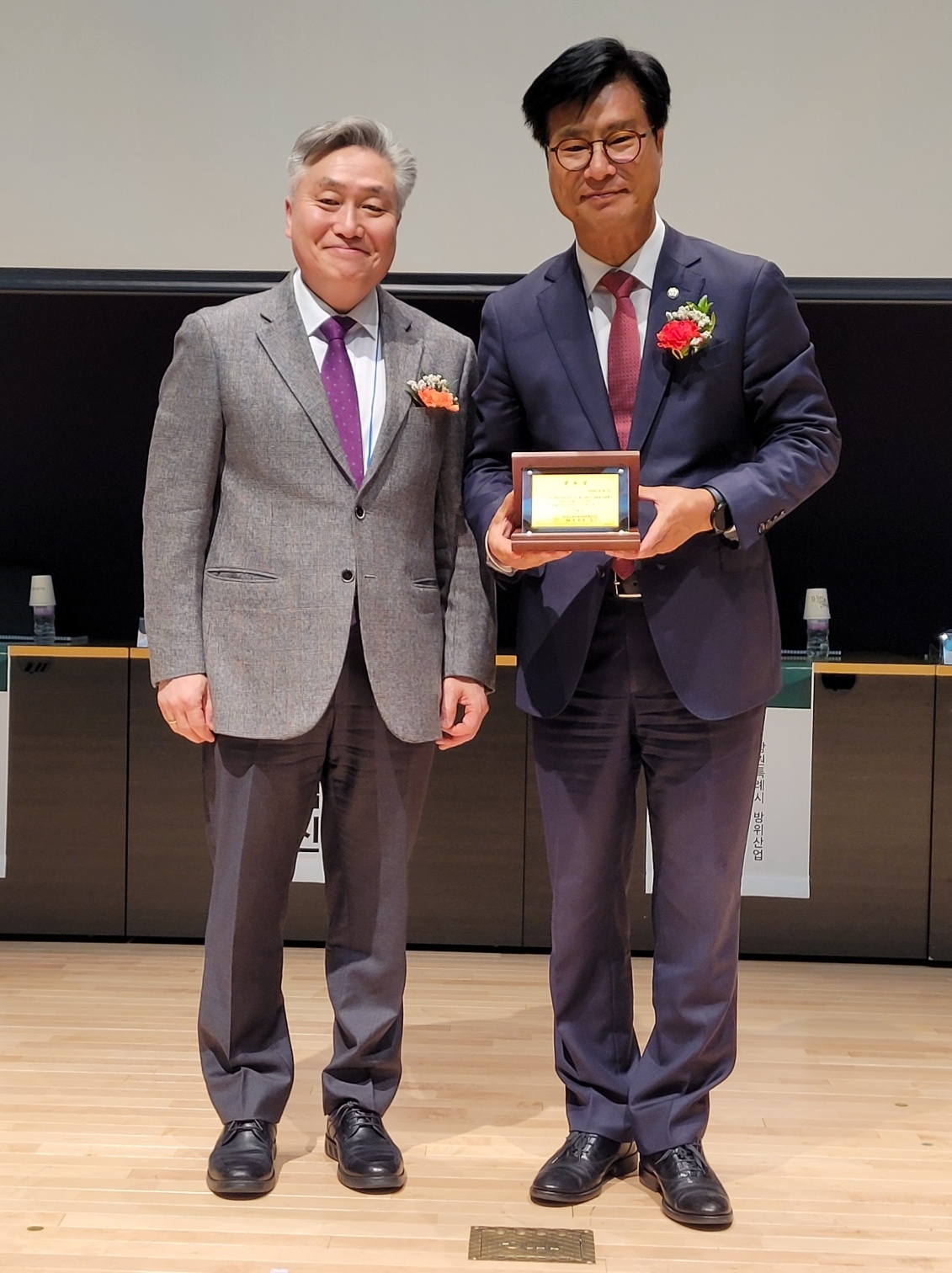 국민의 힘 김영식 의원(사진 오른쪽)이 정범진 한국원자력학회 회장으로부터 공로상을 수상하고 기념촬영을 하고 있다. 사진 = 원자력신문