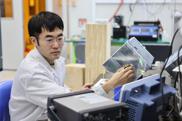 한국기계연구원 권민우 선임연구원이 메타물질을 활용한 결함검사를 진행하고 있는 모습. 사진 = 기계연구원