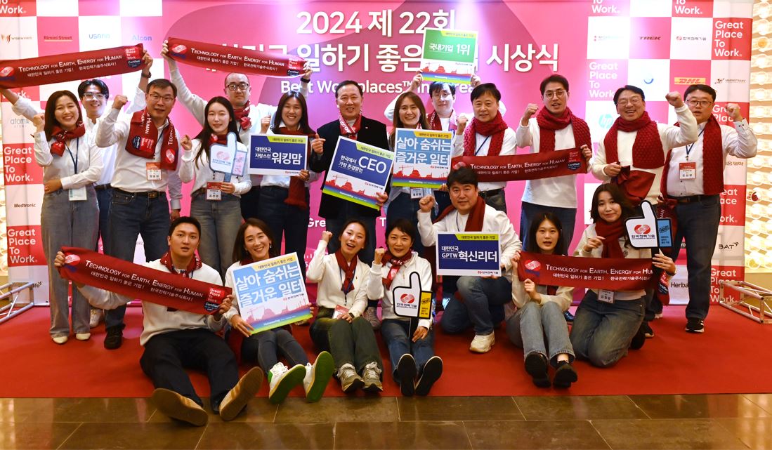 김성암 사장(뒤줄 왼쪽부터 일곱번째)이 22일 63빌딩에서 열린 2024 대한민국 일하기 좋은 기업 시상식에서  임직원과  단체 기념촬영을 하고 있다.   사진 = 전력기술