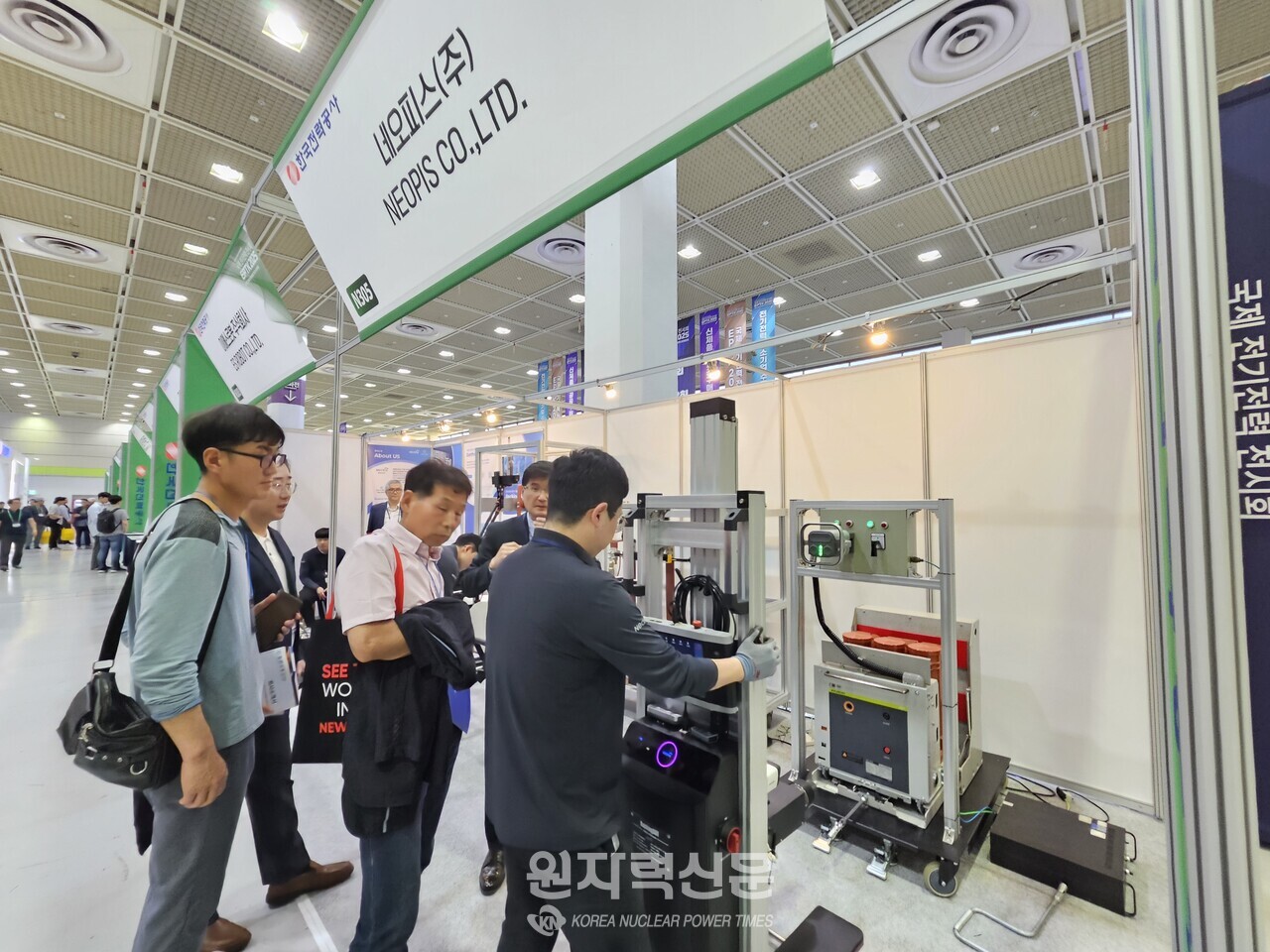 네오피스 전시 부스를 찾은 관람객들이 중대재해처벌법을 미리 예방할 수 있는 네오피스 제품 작동을 관심있게 쳐다 보고 있다. 사진 = 이석우 기자