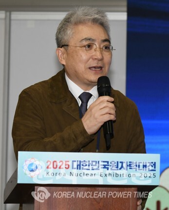 ����� ���ڷ»��ȯ�溹����ȣ ȸ���� �λ縻�� �ϰ� �ִ�. ���� = �̼��� ��